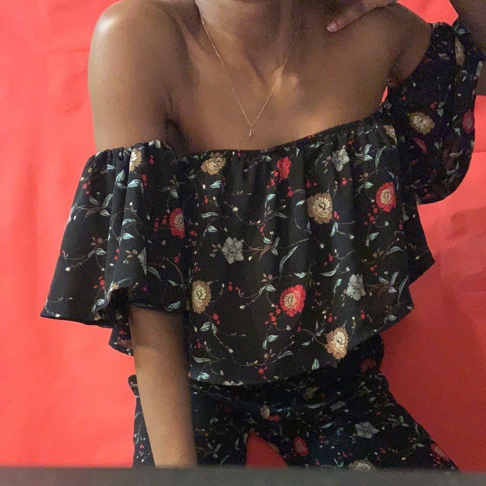 Two piece set 😍 - Picture 2 of 5